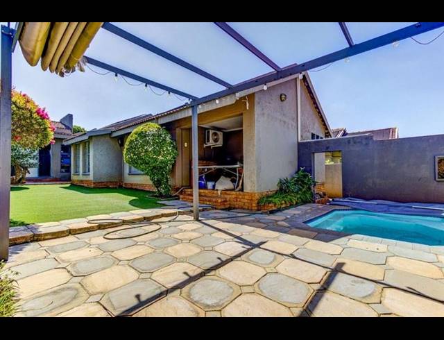3 BEDROOM TOWNHOUSE FOR SALE IN VAN RIEBEECK PARK